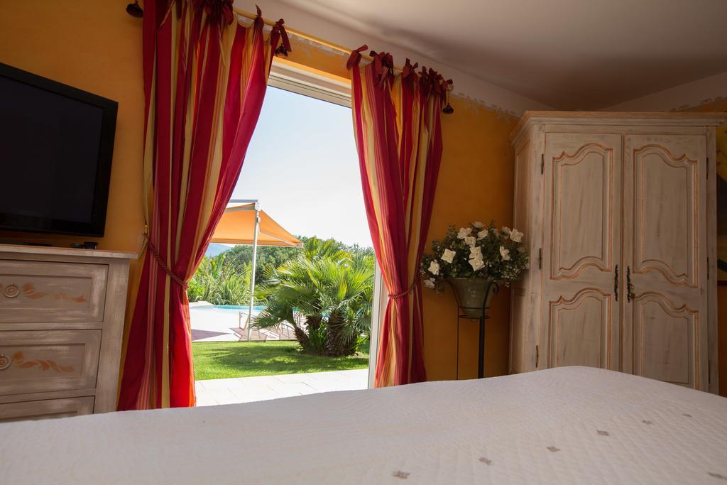 La Tarentane Hotel Grimaud Exterior photo